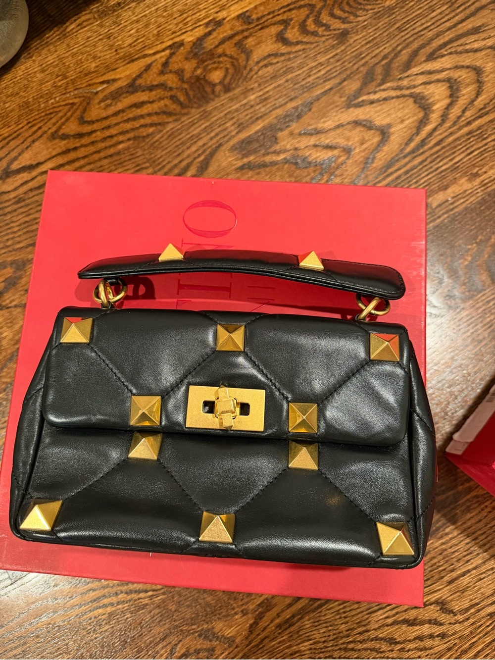 VALENTINO MEDIUM ROMAN STUD THE SHOULDER BAG IN NAPPA WITH CHAIN
